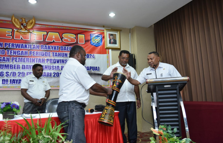 Buka Orentasi Anggota DPRD Mamberamo tengah Kepala BPSDM Papua : Legislator harus tau Tugas Utama